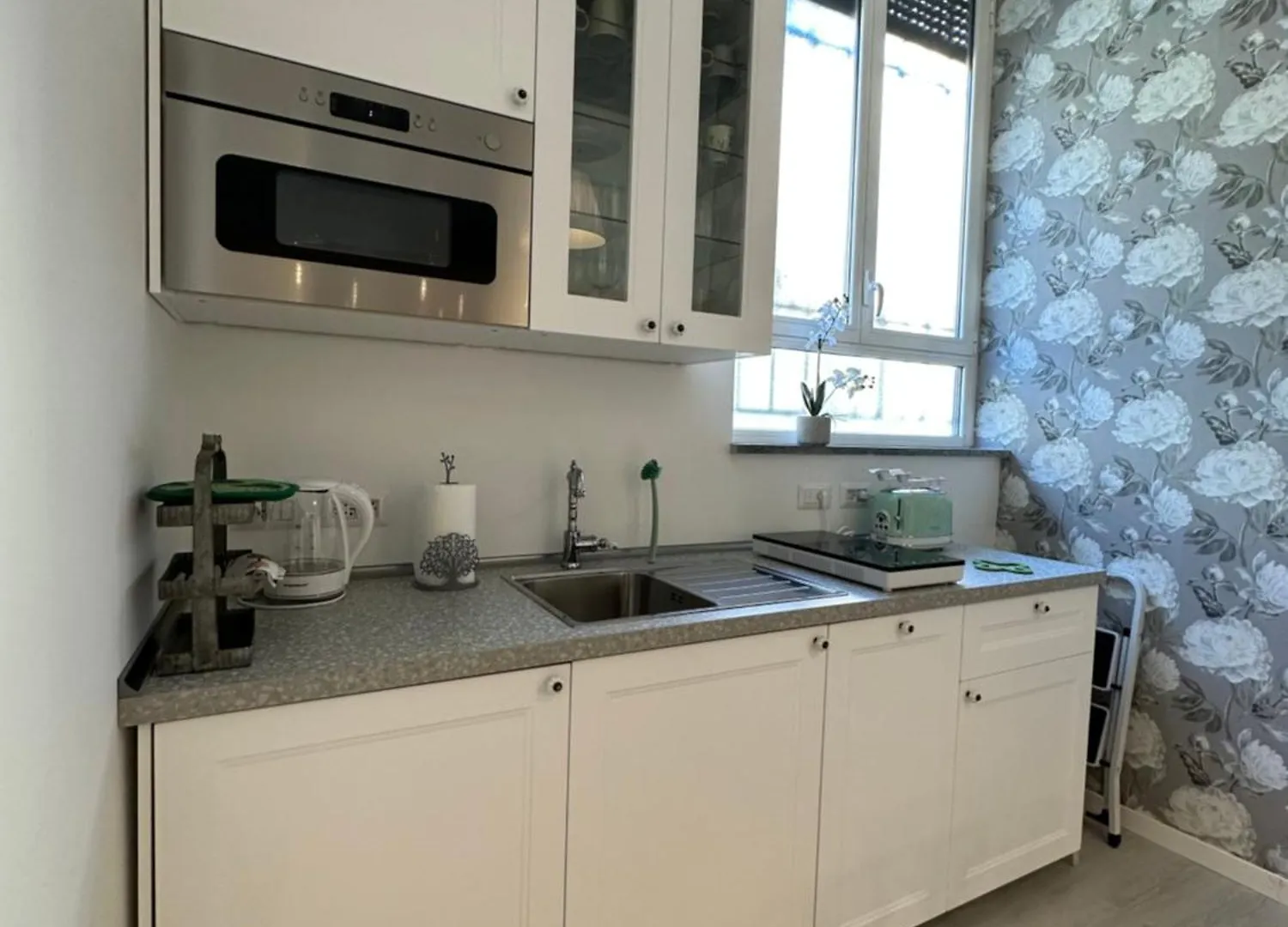 Flowers, A Cozy Suite In Mailand