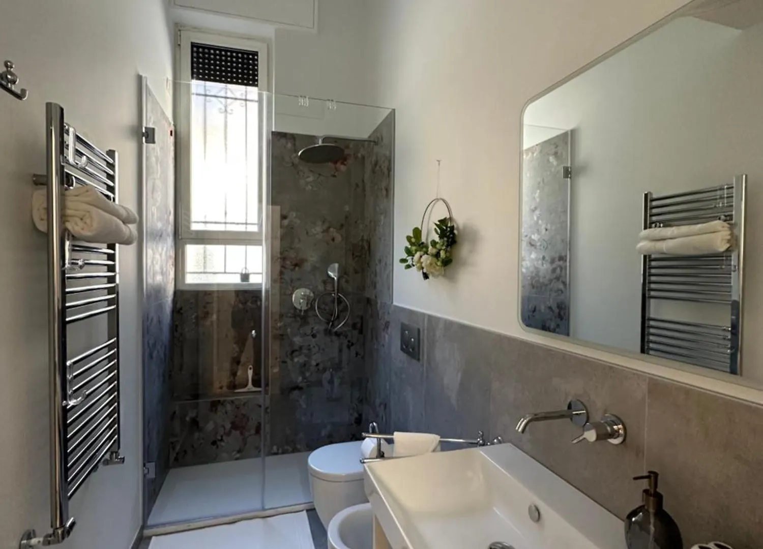 Flowers, A Cozy Suite In Mailand
