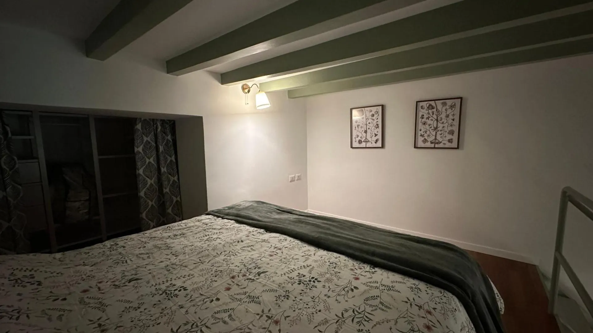 Flowers, A Cozy Suite In Mailand