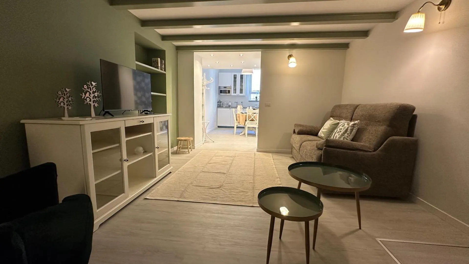 Flowers, A Cozy Suite In ميلان